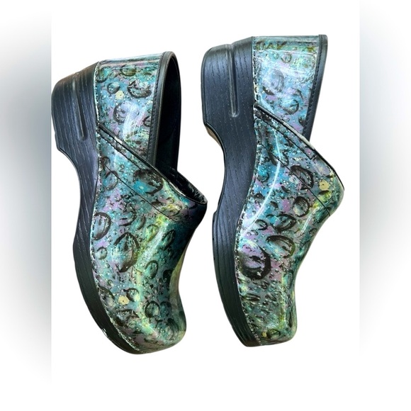 Dansko Blue Art to Wear Patent Leather Water Droplet Pattern Clog Size 40 Nurse - Picture 2 of 8